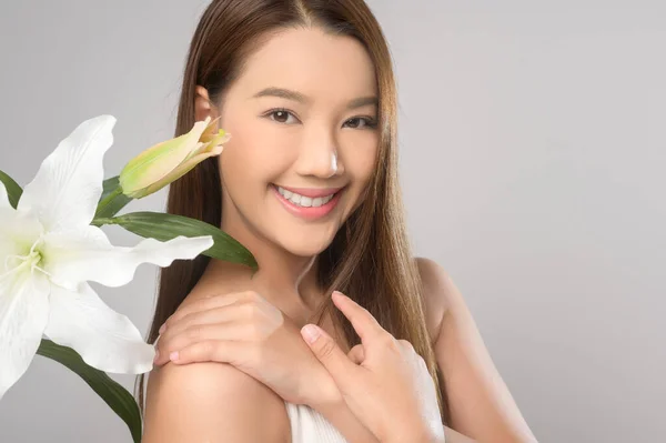 Retrato Hermosa Mujer Asiática Sobre Fondo Blanco Estudio Cuidado Piel — Foto de Stock