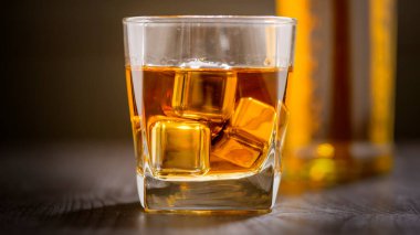Tahta masada buz küplü bir bardak viski. 