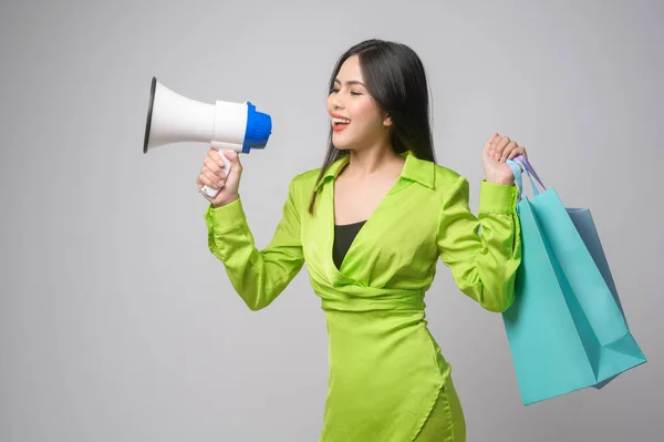 Uma Bela Mulher Segurando Megafone Saco Compras Sobre Estúdio Fundo — Fotografia de Stock