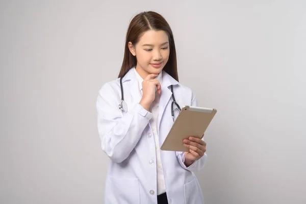 白い背景スタジオ 医療技術の概念を超える女性の自信のある医師の肖像画 — ストック写真