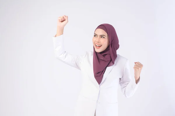 Een Mooie Moslim Zakenvrouw Wit Pak Met Hijab Studio — Stockfoto