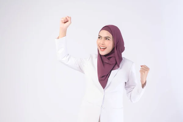 Uma Bela Mulher Negócios Muçulmana Vestindo Terno Branco Com Hijab — Fotografia de Stock