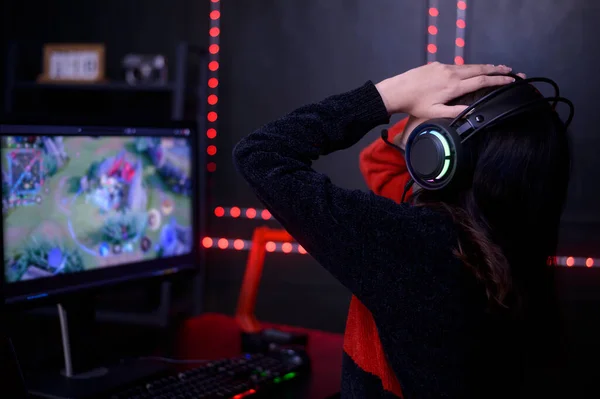 Молодая Женщина Профессиональный Стример Геймер Гарнитурой Играть Онлайн Видеоигры — стоковое фото