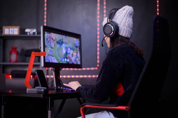 Una Joven Profesional Streamer Gamer Con Auriculares Jugando Videojuegos Línea — Foto de Stock