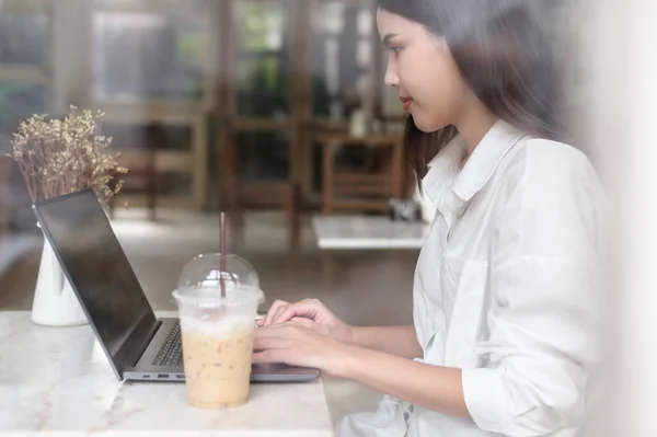 Eine Junge Frau Arbeitet Mit Laptop Café — Stockfoto