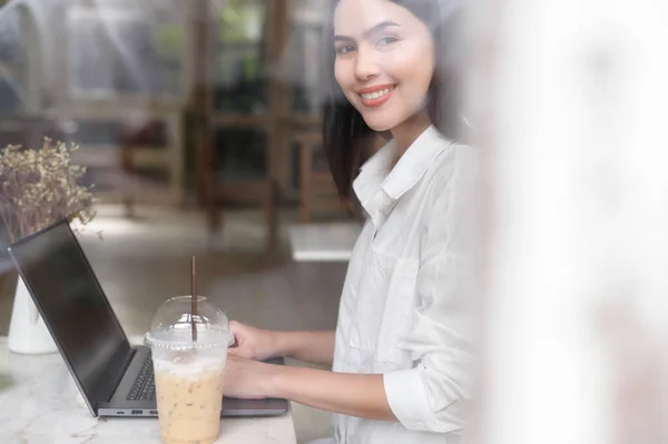 Μια Νεαρή Γυναίκα Που Εργάζεται Φορητό Υπολογιστή Στο Καφέ — Φωτογραφία Αρχείου