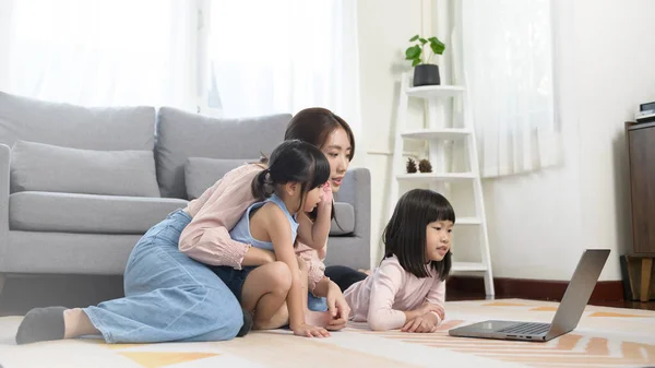 Çocuklu Asyalı Bir Aile Evde Dizüstü Bilgisayar Kullanıyor — Stok fotoğraf