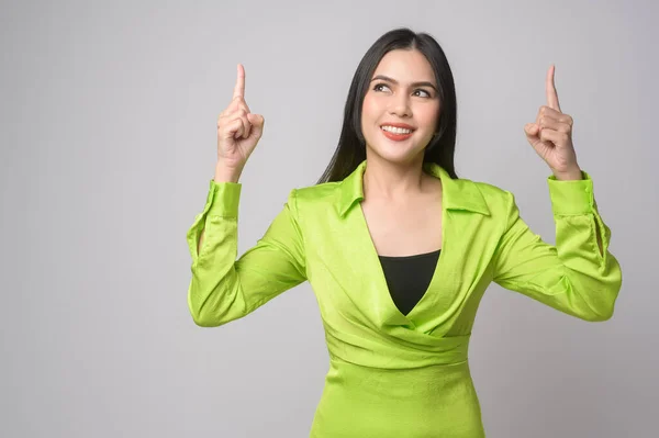 Ein Porträt Der Schönen Frau Auf Weißem Hintergrund Studio — Stockfoto