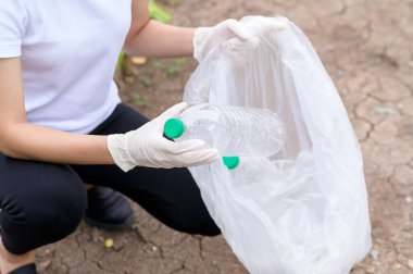 Kadın geri dönüşüm çöpleri topluyor, ekolojik sürdürülebilir konsept. .