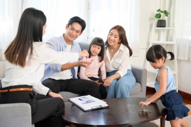 Bir kadın emlakçı ev opsiyonunu açıklıyor ve aile, ipotek, kredi, mülk ve sigorta konseptine terfi teklif ediyor.. 