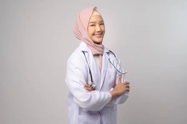 Portrait Muslim Perempuan Percaya Diri Dokter Atas Studio Latar Belakang — Stok Foto