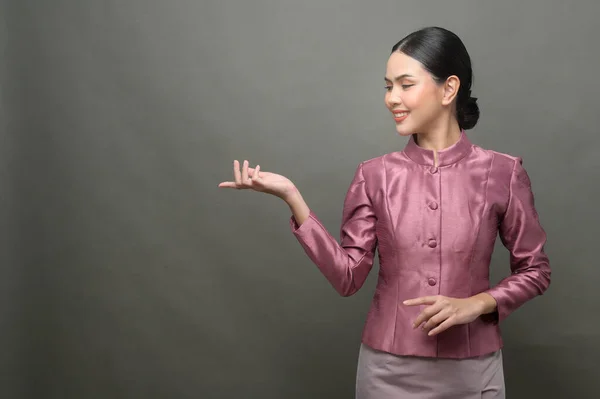 Een Jonge Aziatische Vrouw Draagt Thaise Traditionele Doek Grijze Achtergrond — Stockfoto