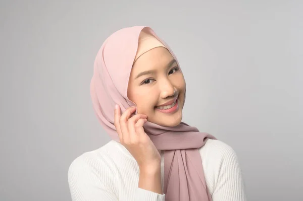 Ein Porträt Der Schönen Muslimischen Frau Mit Hijab Über Weißem — Stockfoto