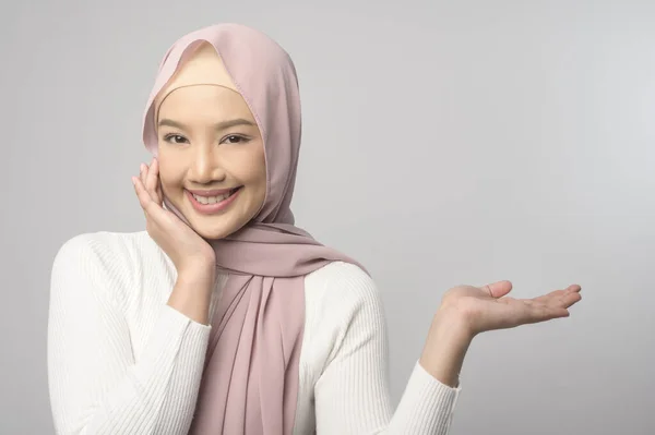 Retrato Bela Mulher Muçulmana Com Hijab Sobre Estúdio Fundo Branco — Fotografia de Stock