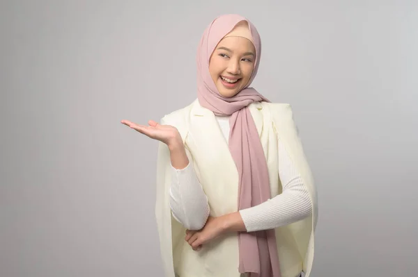 Portrét Krásné Muslimské Ženy Hidžábem Přes Bílé Pozadí Studia — Stock fotografie