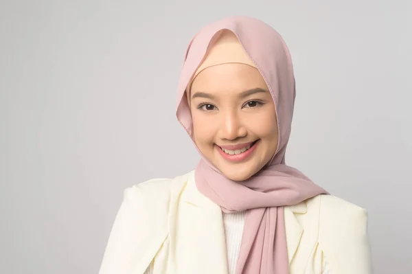 Portrait Belle Femme Musulmane Avec Hijab Sur Fond Blanc Studio — Photo