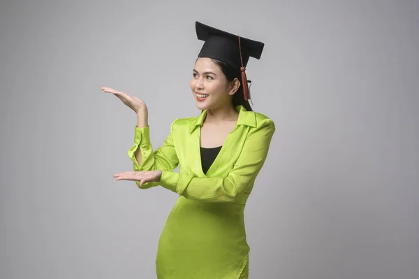 一个戴着毕业帽 带着教育和大学观念 面带微笑的年轻女子 — 图库照片