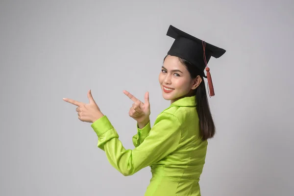 Młoda Uśmiechnięta Kobieta Kapeluszu Dyplomowym Edukacji Koncepcji Uniwersyteckiej — Zdjęcie stockowe