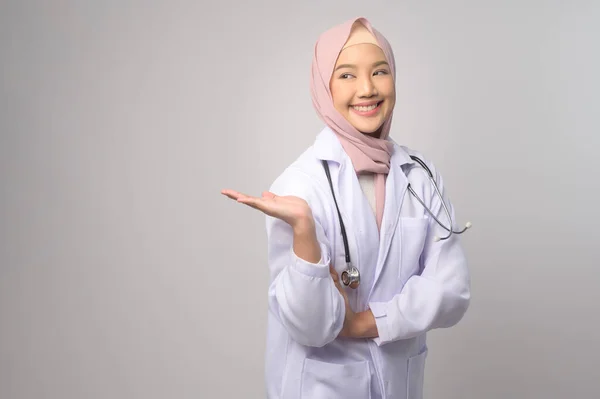 白い背景スタジオ 医療や医療技術の概念上のイスラム教徒の女性の自信のある医師の肖像画 — ストック写真