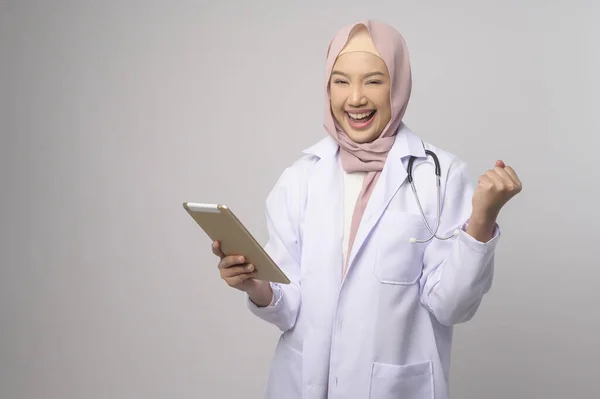 与白人背景工作室 医疗保健和医疗技术概念相比 穆斯林女性自信医生的画像 — 图库照片