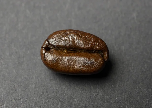 Kávové Zrno Pražené Černém Pozadí — Stock fotografie