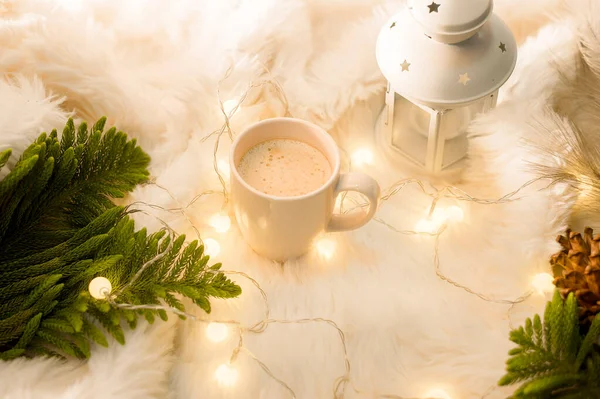 Koffiecup Kerstverlichting Bokeh Huis Houten Tafeldecoraties Winter Vakantie Decoratie Kerstmis — Stockfoto