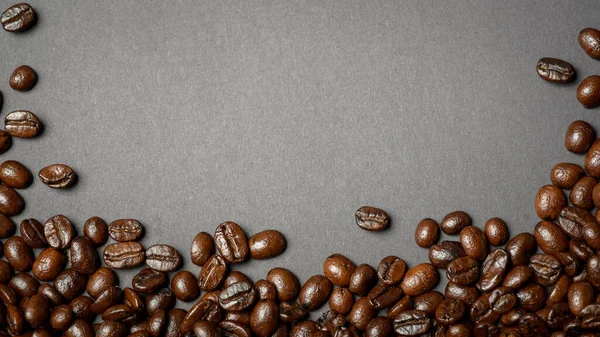 Siyah Arka Planda Kavrulmuş Kahve Çekirdeği — Stok fotoğraf