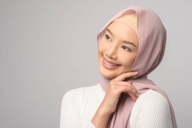Beyaz arka plan stüdyosu üzerinde tesettüre sahip güzel Müslüman bir kadının portresi..