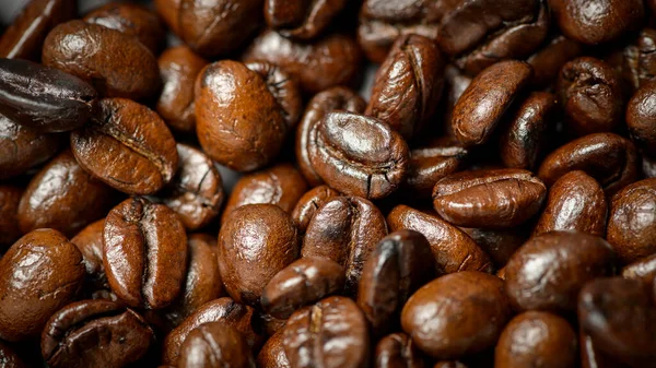 Siyah Arka Planda Kavrulmuş Kahve Çekirdeği — Stok fotoğraf