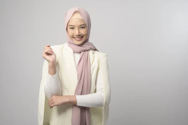 Een Portret Van Mooie Moslim Vrouw Met Hijab Witte Achtergrond — Stockfoto