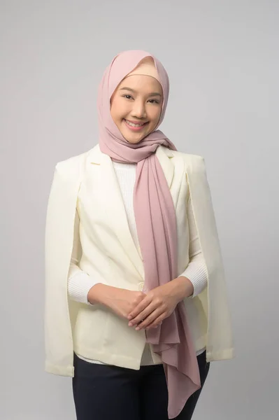 Ritratto Bella Donna Musulmana Con Hijab Sfondo Bianco Studio — Foto Stock