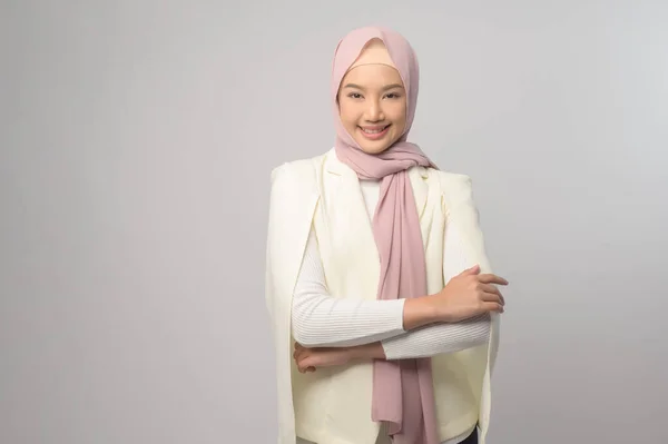 Portrait Belle Femme Musulmane Avec Hijab Sur Fond Blanc Studio — Photo