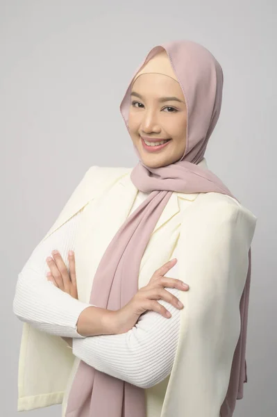 Portrét Krásné Muslimské Ženy Hidžábem Přes Bílé Pozadí Studia — Stock fotografie