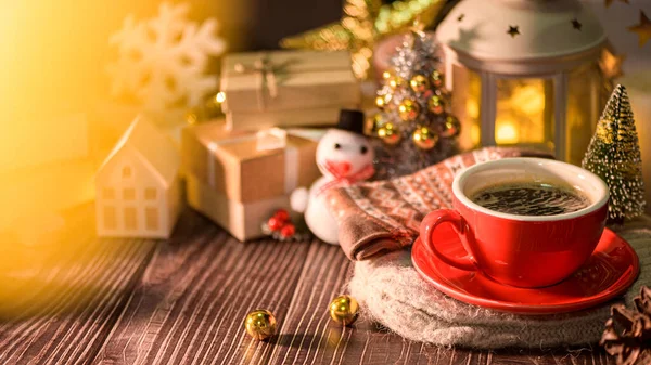 装飾ライト クリスマスの背景と木製のテーブルの上のクリスマスと冬の装飾 — ストック写真