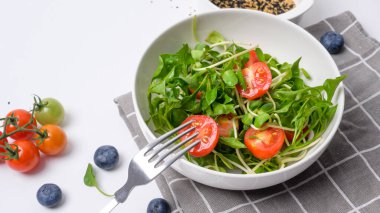 Kasede salata, sağlıklı taze sebzeler ve beyaz arka planda meyveler sağlıklı beslenme konsepti. 