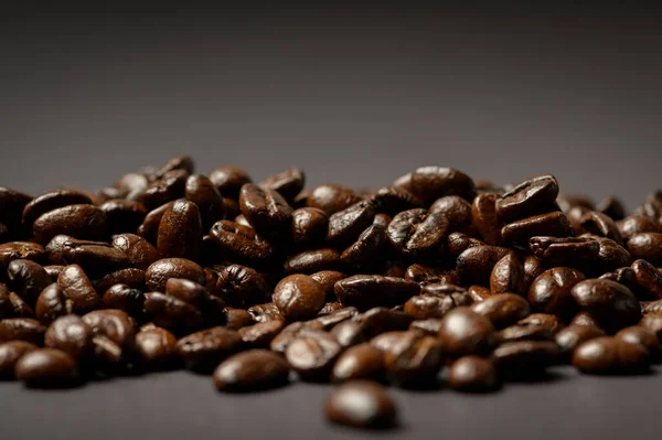 在黑色背景下烤的咖啡豆 — 图库照片