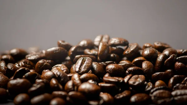 在黑色背景下烤的咖啡豆 — 图库照片