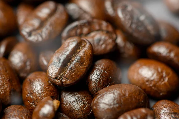 黒地に焙煎されたコーヒー豆 — ストック写真