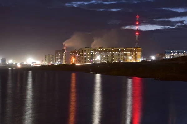 Kuzey Kutup Dairesi 'nin ötesindeki sanayi bölgeleri..