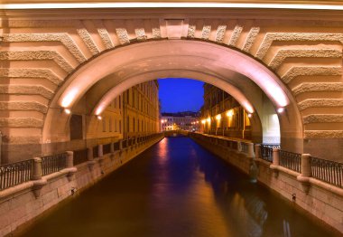 Kanalları olan gece şehrinin güzel fotoğrafları..