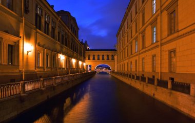 Kanalları olan gece şehrinin güzel fotoğrafları..