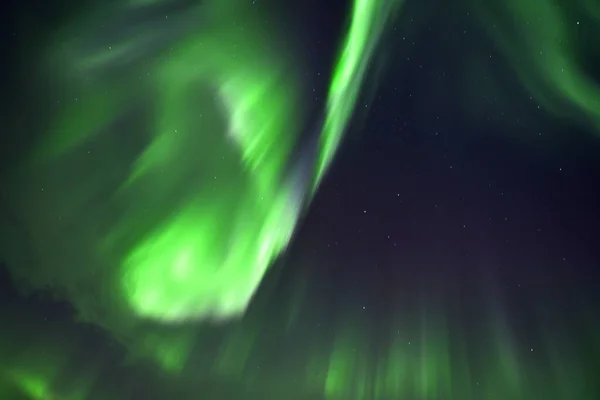 Kuzey ışıklarının gece çekimleri Kuzey Kutup Dairesi 'nin ötesinde..