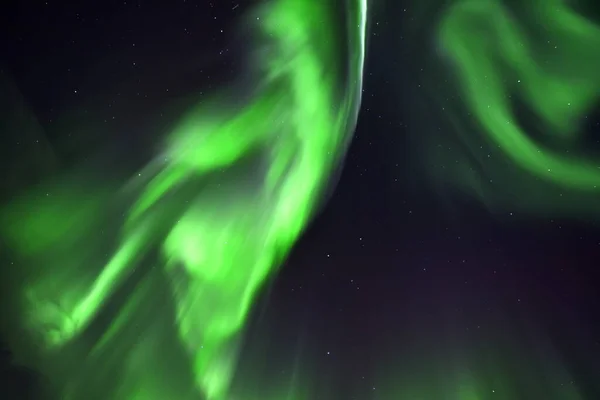 Kuzey ışıklarının gece çekimleri Kuzey Kutup Dairesi 'nin ötesinde..