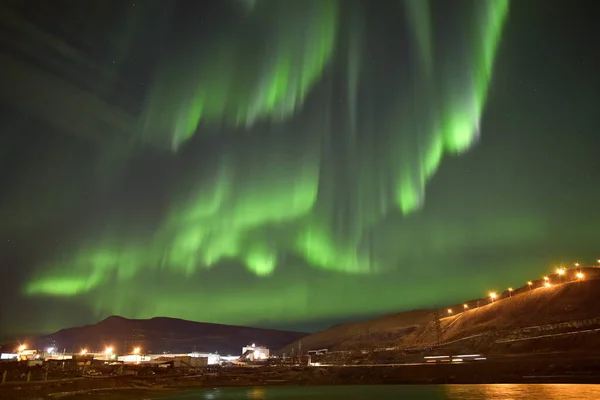 Kuzey ışıklarının gece çekimleri Kuzey Kutup Dairesi 'nin ötesinde..