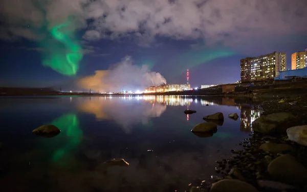 Kuzey ışıklarının gece çekimleri Kuzey Kutup Dairesi 'nin ötesinde..