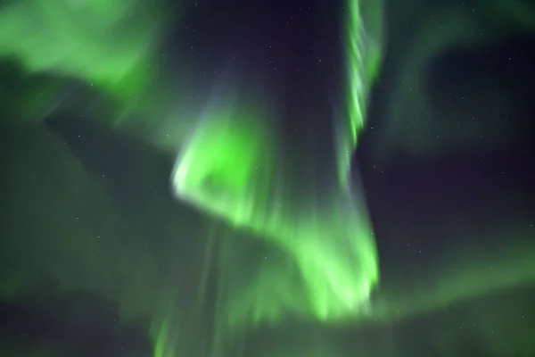 Kuzey ışıklarının gece çekimleri Kuzey Kutup Dairesi 'nin ötesinde..