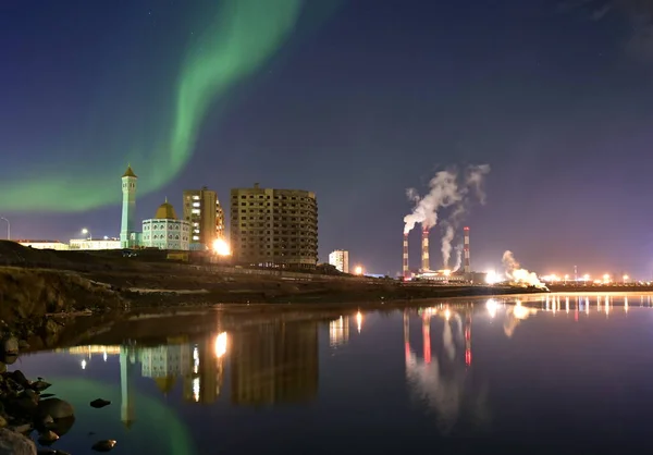 Kuzey ışıklarının gece çekimleri Kuzey Kutup Dairesi 'nin ötesinde..