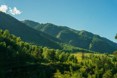Yazın dağlar ve nehir manzarası, arka plan veya şablon, tatil konsepti