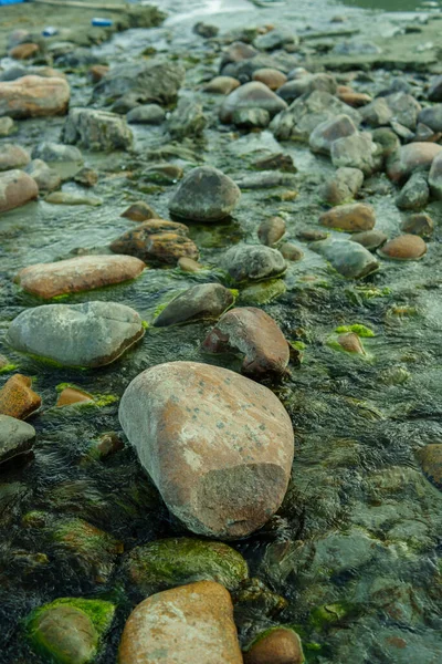 Deniz kıyısındaki taşlar, tatil ve yaz konsepti