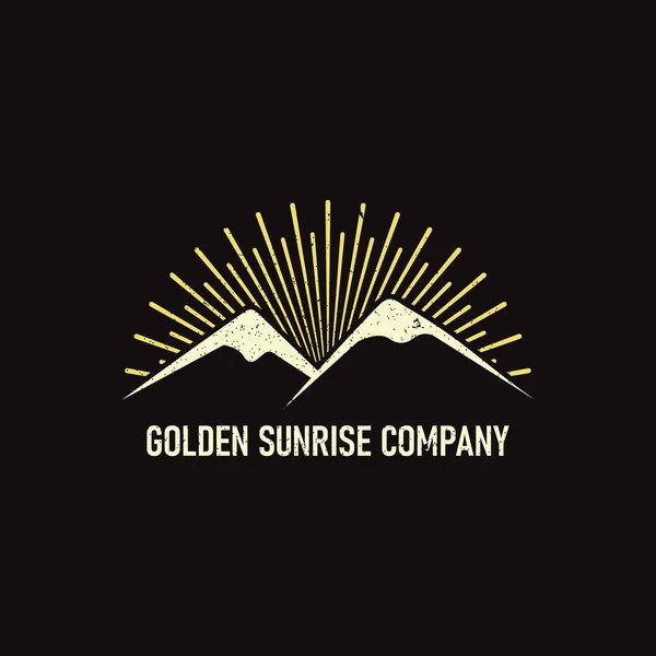 Berg Und Goldene Morgensonne Logo Design Für Das Outdoor Und — Stockvektor